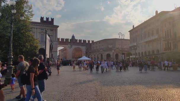 Menschen auf dem Bra-Platz in Verona, Italien 2 — Stockvideo