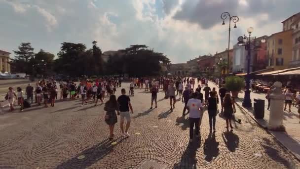 Vue grand angle de la Piazza Bra à Vérone en Italie à l'heure d'or — Video