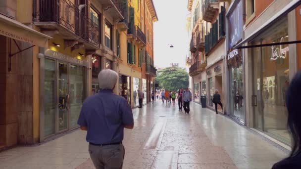 Mazzini rue à Vérone plein de gens — Video