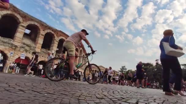 Blick auf die Arena in Verona, Italien mit Menschen und Touristen besuchen 7 — Stockvideo