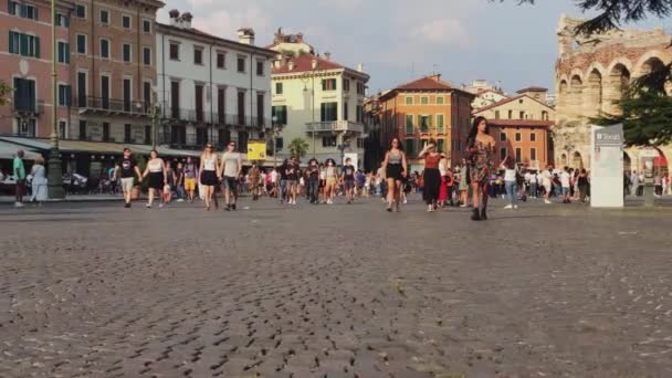Groot uitzicht op Piazza Bra vol toeristen in Verona in Italië — Stockvideo