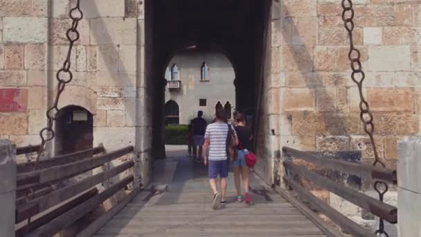 Blick ins Innere von Castelvecchio in Verona in Italien — Stockvideo