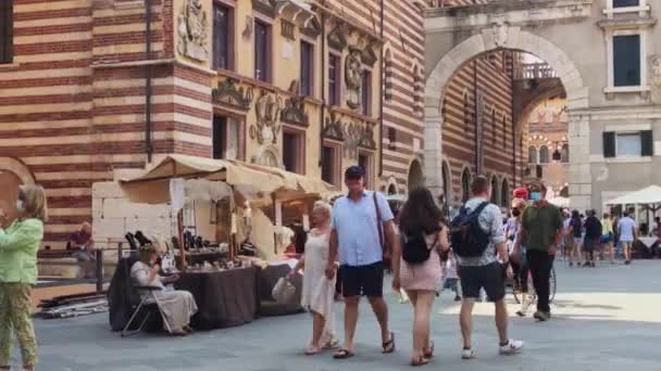 Mensen wandelen op het Signori plein in Verona, Italië — Stockvideo