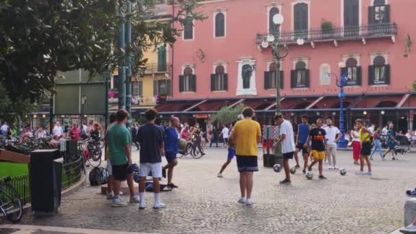 Personnes sur la place Bra à Vérone, Italie — Video