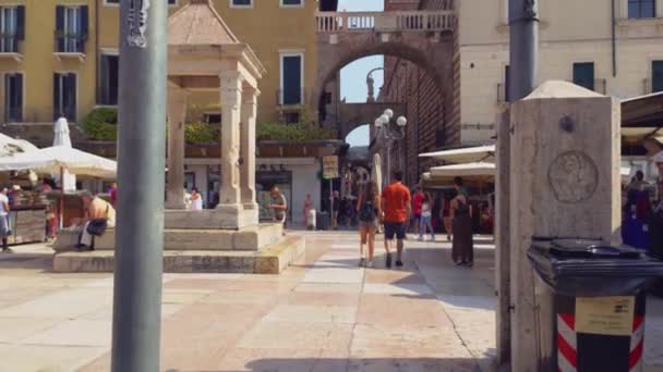 Utsikt över Piazza delle Erbe i Verona, Italien 8 — Stockvideo