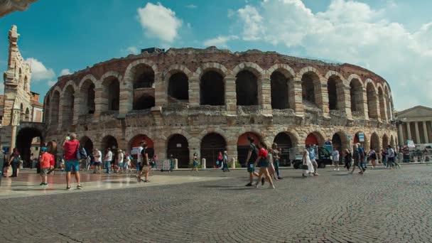 Seitenansicht der Arena in Verona mit Besuchern und Spaziergängern 3 — Stockvideo