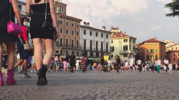 Weitwinkelblick auf die Piazza Bra voller Touristen in Verona in Italien 3 — Stockvideo