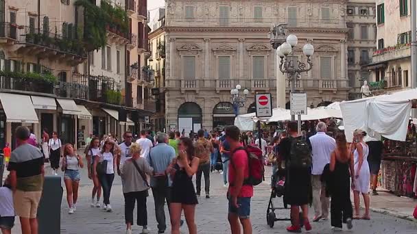 Piazza delle Erbe i Verona full av människor 3 — Stockvideo