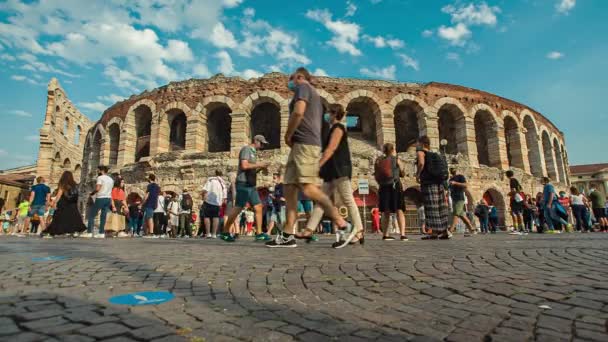 Seitenansicht der Arena in Verona mit Besuchern und Spaziergängern 4 — Stockvideo