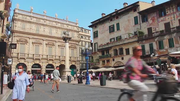 Piazza delle Erbe i Verona full av människor — Stockvideo