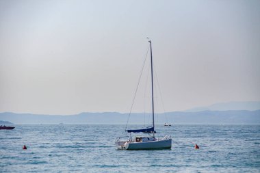 İtalya 'nın Lazise kentinde yaz boyunca Garda Gölü Panoraması