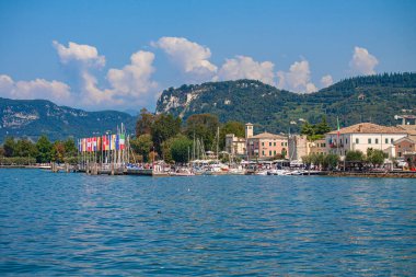 Yaz boyunca Bardolino 'dan İtalya' daki Garda Gölü manzarası