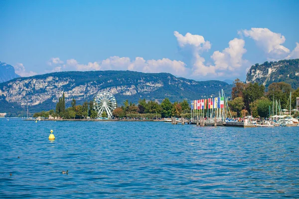 Utsikt Över Gardasjön Italien Från Bardolino Sommaren — Stockfoto