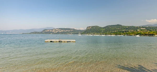 Вид Озеро Града Бардолино Знаменитое Место Италии — стоковое фото