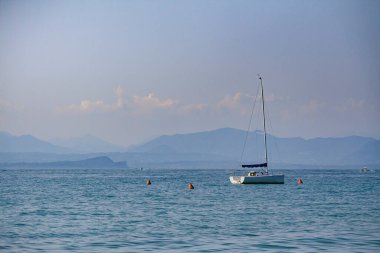 İtalya 'nın Lazise kentinde yaz boyunca Garda Gölü Panoraması