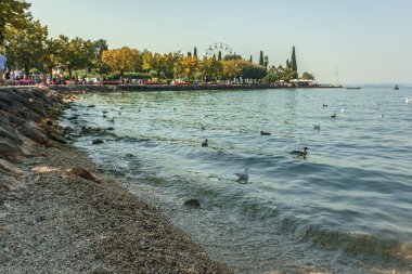 İtalya 'da ünlü bir yer olan Bardolino' dan Grada Gölü manzarası