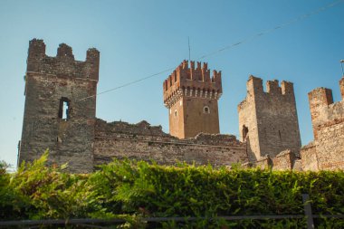 Mavi gökyüzünün altında, İtalya 'da Ortaçağ Lazise Kalesi