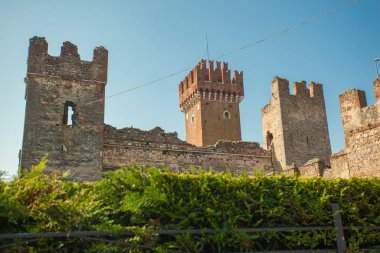 Mavi gökyüzünün altında, İtalya 'da Ortaçağ Lazise Kalesi