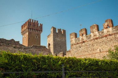 Mavi gökyüzünün altında, İtalya 'da Ortaçağ Lazise Kalesi