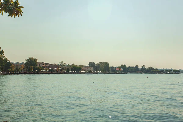 Вид Озеро Града Бардолино Знаменитое Место Италии — стоковое фото