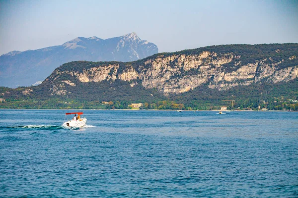 Utsikt Över Gardasjön Italien Från Bardolino Sommaren — Stockfoto
