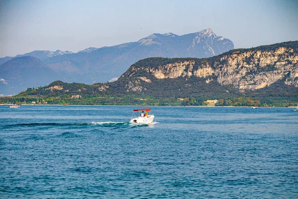 Utsikt Över Gardasjön Italien Från Bardolino Sommaren — Stockfoto