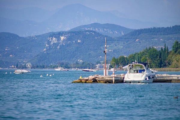 Панорама Озера Гарда Лазизе Италии Летом — стоковое фото