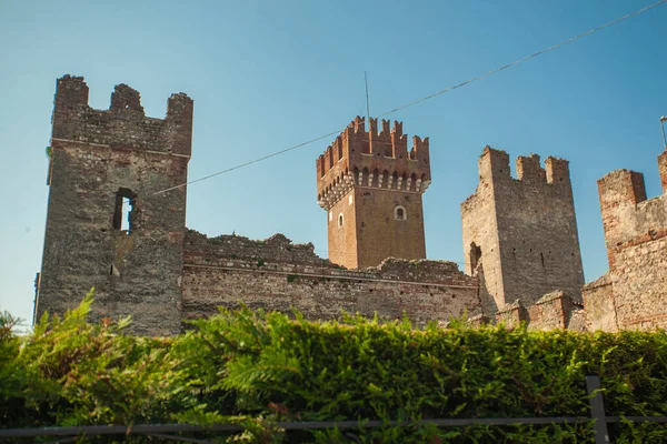 Középkori Vár Lazise Olaszországban Kék Alatt — Stock Fotó