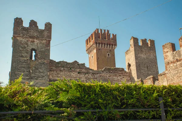 Mavi Gökyüzünün Altında Talya Ortaçağ Lazise Kalesi — Stok fotoğraf