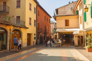 LAZISE, İTALYA 16 EYLÜL 2020: Lazise Caddesi 'nde yürüyen insanlar