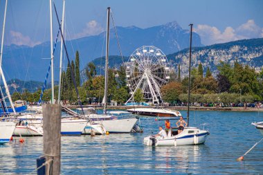 BARDOLINO, İTALYA 16 Eylül 2020: İtalya 'daki Garda Gölü' nün Bardolino manzarası
