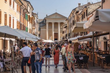 BARDOLINO, İTALYA 16 Eylül 2020: Turistlerle dolu İtalya 'daki Bardolino' nun merkez karesi