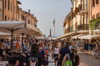 BARDOLINO, İTALYA 16 Eylül 2020: Turistlerle dolu İtalya 'daki Bardolino' nun merkez karesi