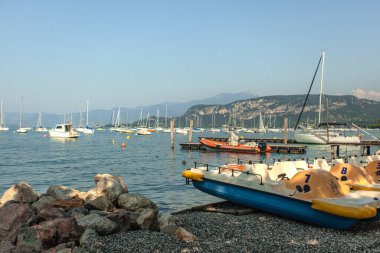 BARDOLINO, İTALYA 16 Eylül 2020: Bardolino 'daki Garda Gölü' ndeki Plaj Panoraması