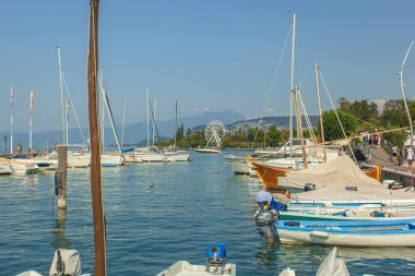 BARDOLINO, İTALYA 16 Eylül 2020: Bardolino Garda Gölü Limanı