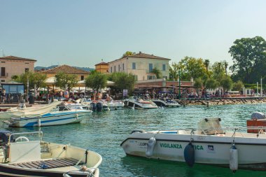 BARDOLINO, İTALYA 16 Eylül 2020: Bardolino Garda Gölü Limanı