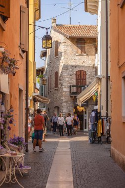 LAZISE, İTALYA 16 EYLÜL 2020: İtalya 'da Lazise' de yürüyen insan ve turistlerle dolu bir sokak