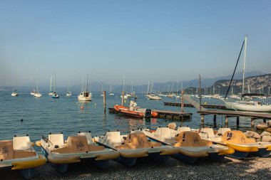 BARDOLINO, İTALYA 16 Eylül 2020: Bardolino 'daki Garda Gölü' ndeki Plaj Panoraması