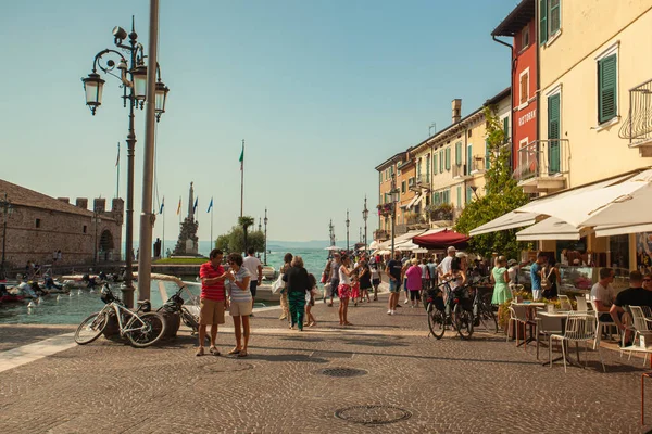 Lazise Italië September 2020 Haven Met Mensen Toeristen Die Lazise — Stockfoto