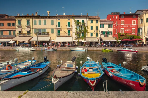 Lazise Italië September 2020 Gekleurde Boten Aangemeerd Lazise Aan Het — Stockfoto