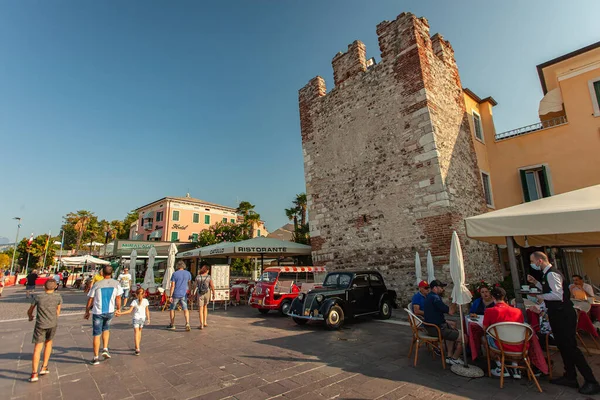 BARDOLINO, İTALYA 16 Eylül 2020: Bardolino 'dan Lakefront