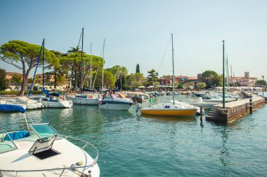 LAZISE, İTALYA 16 Eylül 2020: Garda Gölü 'ndeki Lazise Limanı