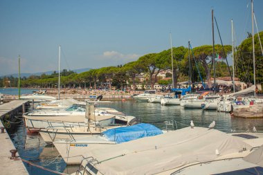 LAZISE, İTALYA 16 Eylül 2020: Garda Gölü 'ndeki Lazise Limanı