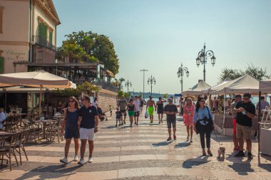 LAZISE, İTALYA 16 Eylül 2020: Garda Gölü boyunca Lazise gezinti güvertesi