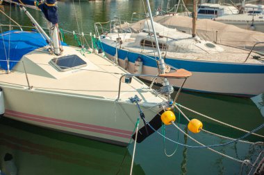 LAZISE, İTALYA 16 Eylül 2020: Garda Gölü 'ndeki Lazise Limanı