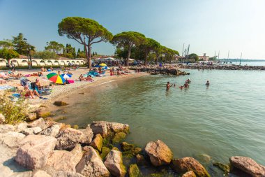 LAZISE, İTALYA 16 EYLÜL 2020: Lazise Garda Gölü 'nde plaj