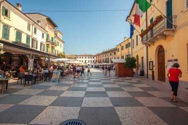 LAZISE, İTALYA 16 EYLÜL 2020: İtalya 'da Lazise Meydanı