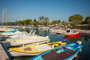 LAZISE, İTALYA 16 Eylül 2020: Garda Gölü 'ndeki Lazise Limanı