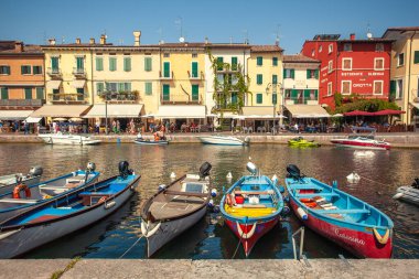 LAZISE, İTALYA 16 Eylül 2020: Lazise 'de Dogana Veneta ve Porticciolo, renkli botlarla