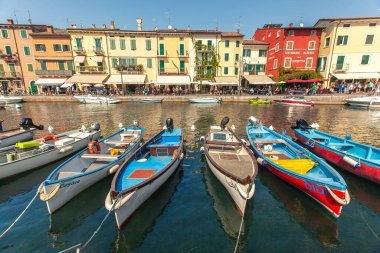 LAZISE, İTALYA 16 Eylül 2020: Lazise 'de Dogana Veneta ve Porticciolo, renkli botlarla